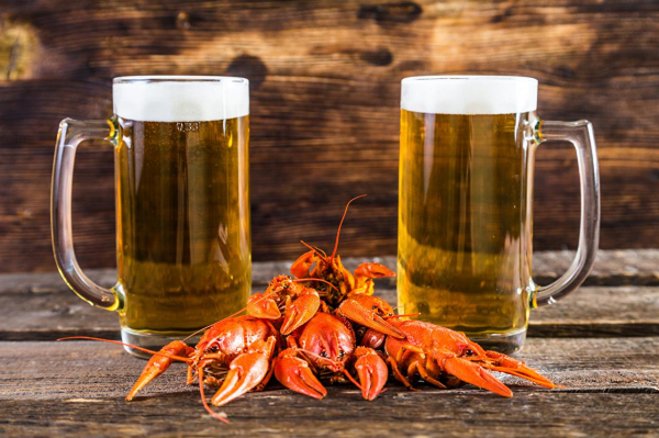 Beer_Crayfish_Wood_planks_Mug_Two_Foam_530869_1280x853.jpg